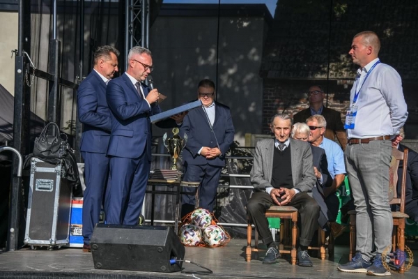 Prezes Liswarty, Adam Łukasik (z prawej) odbiera pamiątkowy grawerton z rąk Jarosława Brysia, wiceprezesa Śląskiego Związku Piłki Nożnej