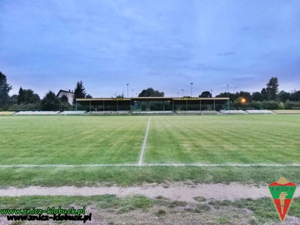 Stadion Znicza Kłobuck - widok na główną trybunę stadionu